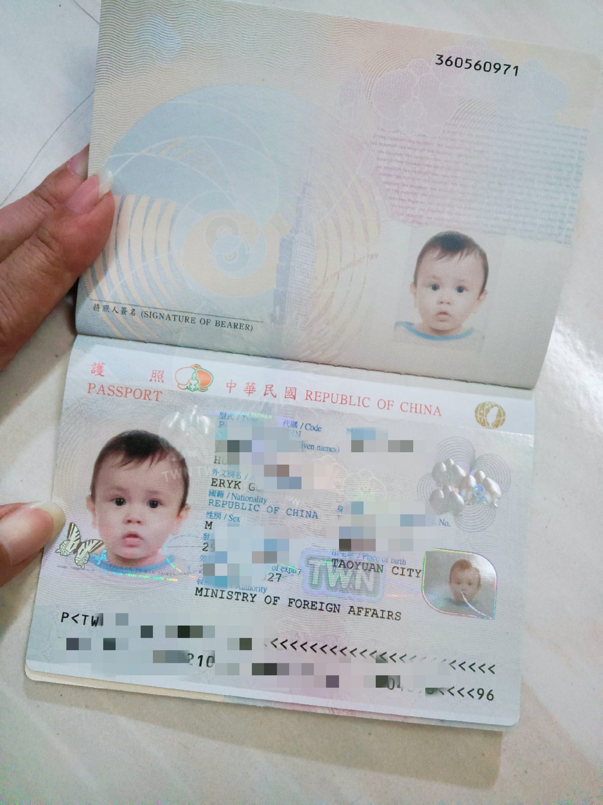 嬰兒第一次申請護照，新版護照